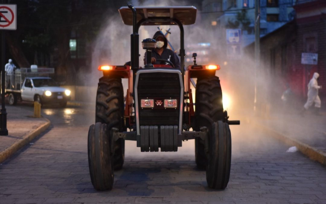 Desinfectan calles con tractor sanitizante