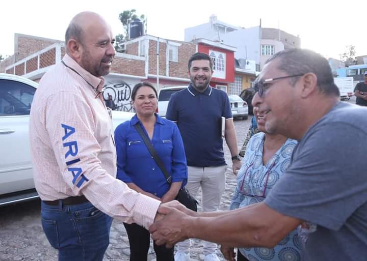 Visita Alcalde comunidad pobre como vaquero rico