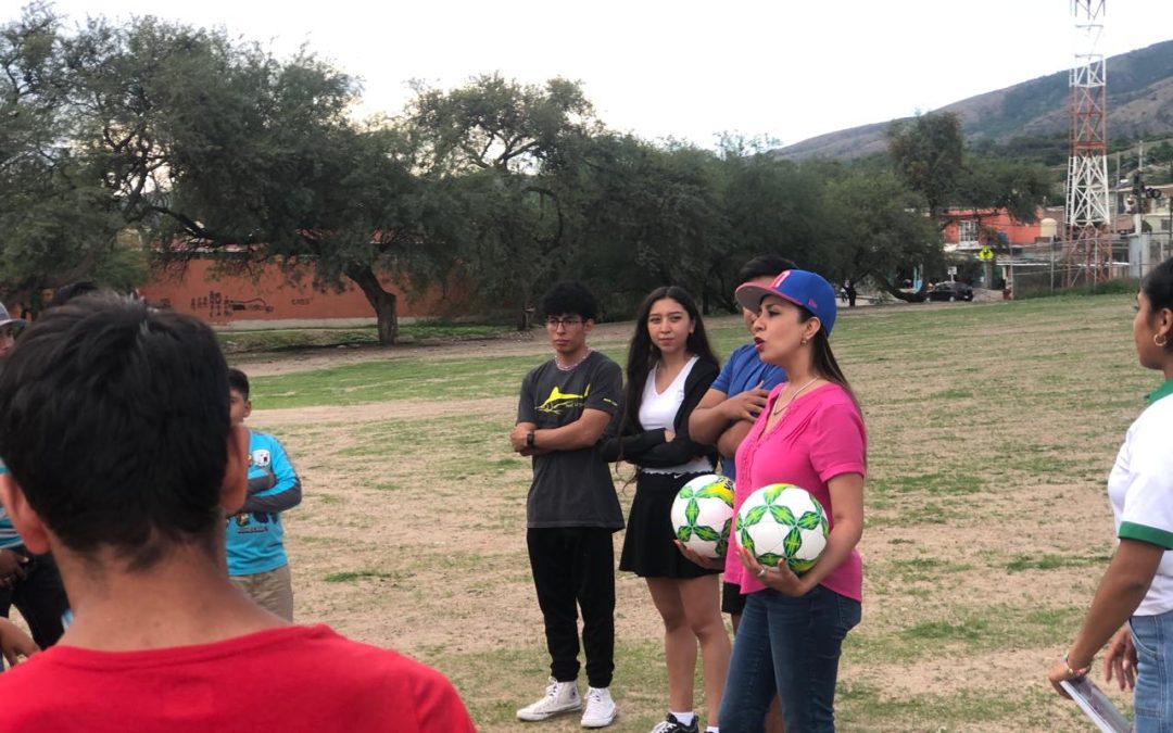 Convive Melanie con niñas y niños de la Red Crece en Aguas Buenas