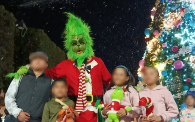 Sorprende el famosísimo Grinch en la plaza Libertad